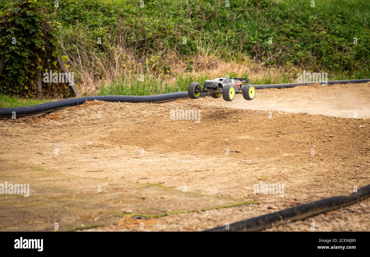 RC Truggy salta su una pista esterna offroad Foto Stock
