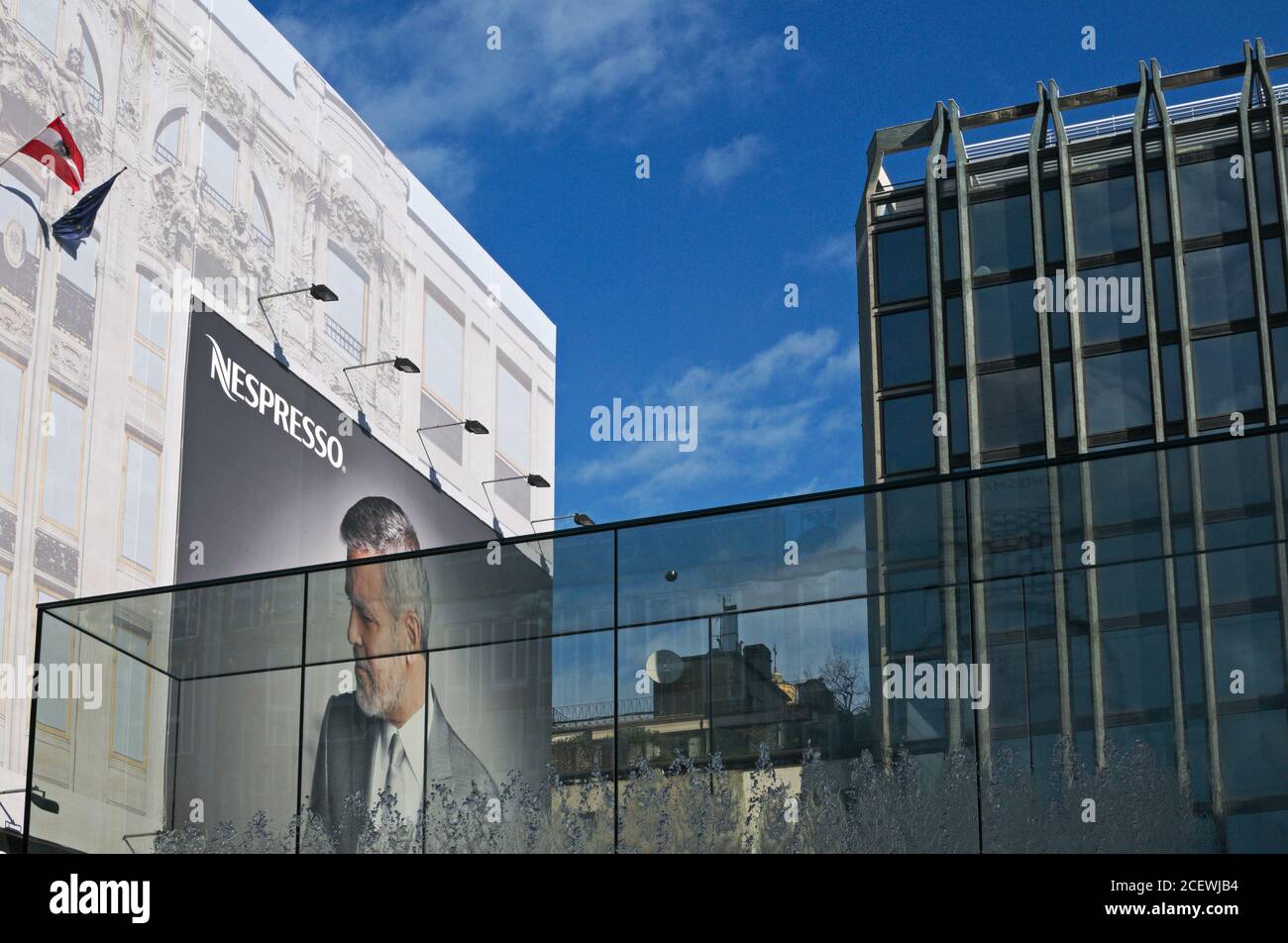 Pubblicità sulla facciata dell'edificio e dettaglio della fontana di vetro all'Apple Store, Milano, Italia Foto Stock