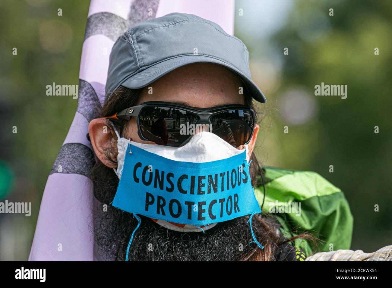 WESTMINSTER LONDRA, Regno Unito - 2 settembre 2020 un attivista del clima che indossa un facemark protettivo dalle proteste della ribellione dell'estinzione in Piazza del Parlamento a causa del mancato intervento del governo sull'emergenza climatica ed ecologica e chiede che il governo agisca ora per portare il disegno di legge sull'emergenza ecologica e sul clima. La ribellione dell'estinzione ha promesso di continuare la loro protesta per 12 giorni a Londra e in tutte le città del Regno Unito. Credit: amer Ghazzal/Alamy Live News Foto Stock