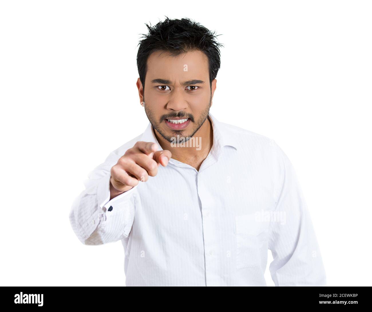 Ritratto closeup di un giovane infelice, molto arrabbiato, agitato, puntando con il dito, isolato su sfondo bianco. Emozione umana negativa faci Foto Stock