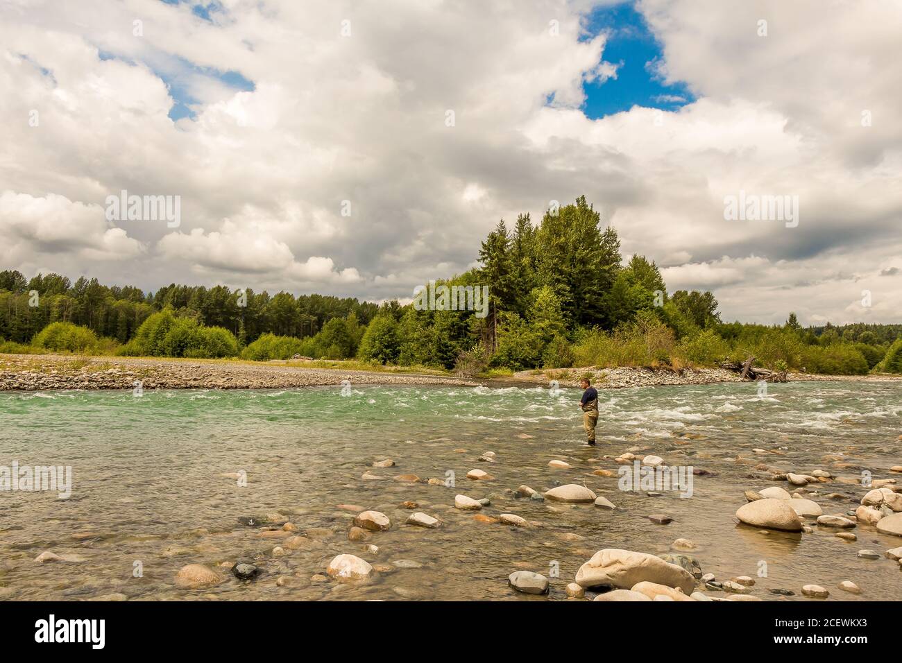 Un pescatore della mosca pesca il fiume glaciale Kitimat, fluente veloce, nella Columbia Britannica del nord-ovest, Canada. Foto Stock