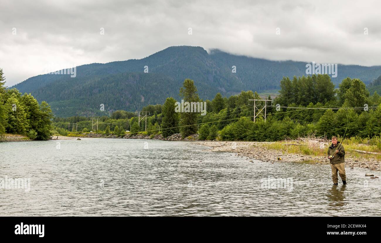Un pescatore di mosca agganciato in un pesce sul fiume Kitimat, nella Columbia Britannica, Canada Foto Stock