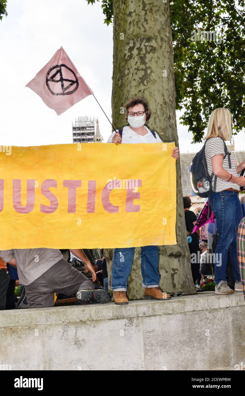 Estinzione i manifestanti della ribellione convergono su Parliament Square nel centro di Londra il giorno 2 della loro azione ambientale, bloccando le strade in ingresso e in uscita dall'area chiedendo al governo di ascoltare la loro richiesta di un'assemblea dei cittadini per affrontare il cambiamento climatico. Foto Stock