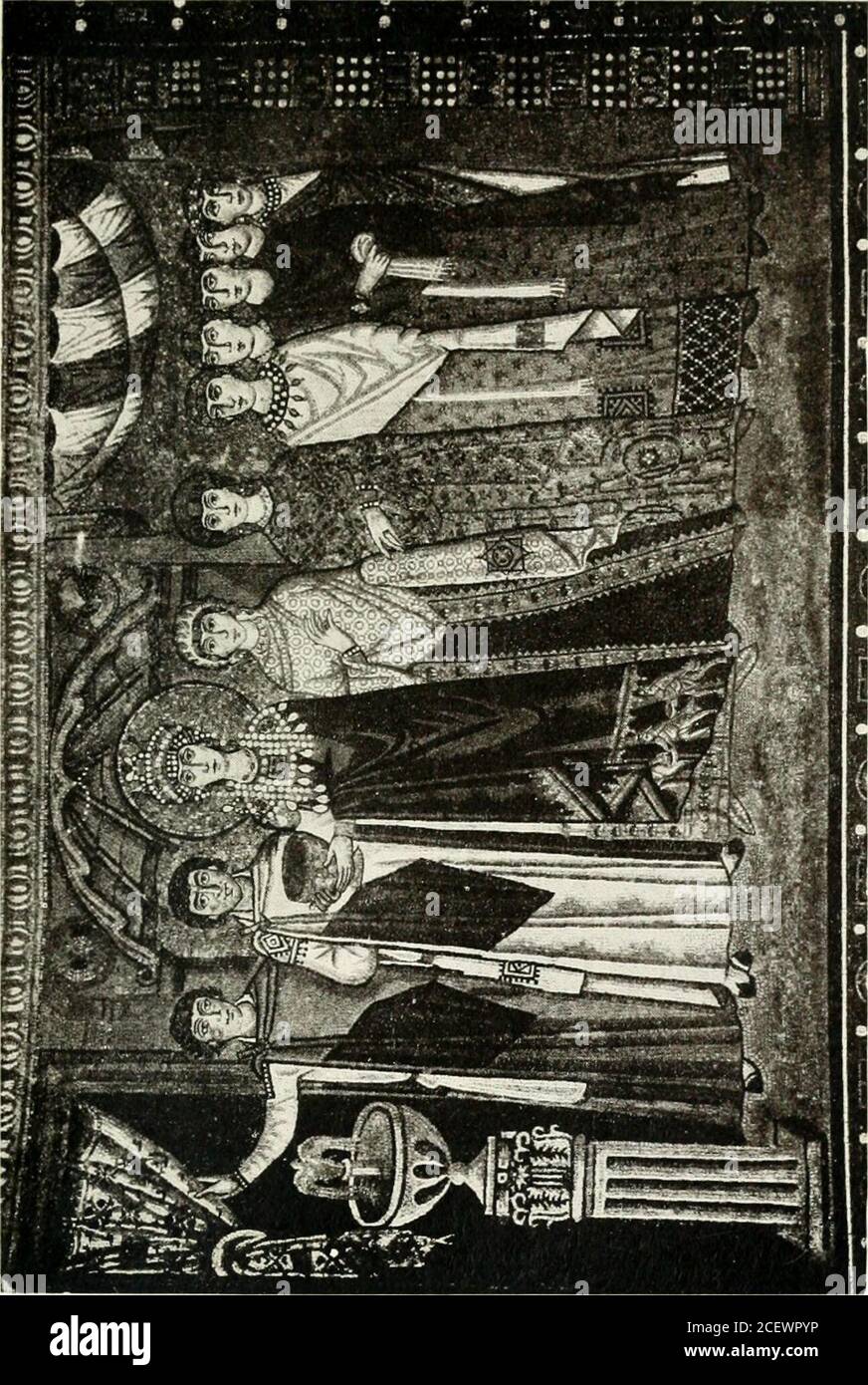 . Le città romagnole e marchigiane, che sostengono una grande loggia, in un centralspazio e in un ambulatorio. I moli sono nelle loro parti inferiori rivestite di lastre di marmo africano, e i capitelli, sia sotto che sopra nella loggia, sono ricoperti da squisiti capitelli bizantini. Nel presbiterio si trova l'altare costituito da lastre di alabastro semitrasparente, la pietra dell'altare stessa sorrette da quattro colonne, il frontale scolpito con una croce betweentwo pecora. Attraverso l'abside dietro l'altare sono setbeautiful bassi schermi a grintetto. La volta dell'abside, le elune e le pareti sono interamente Foto Stock