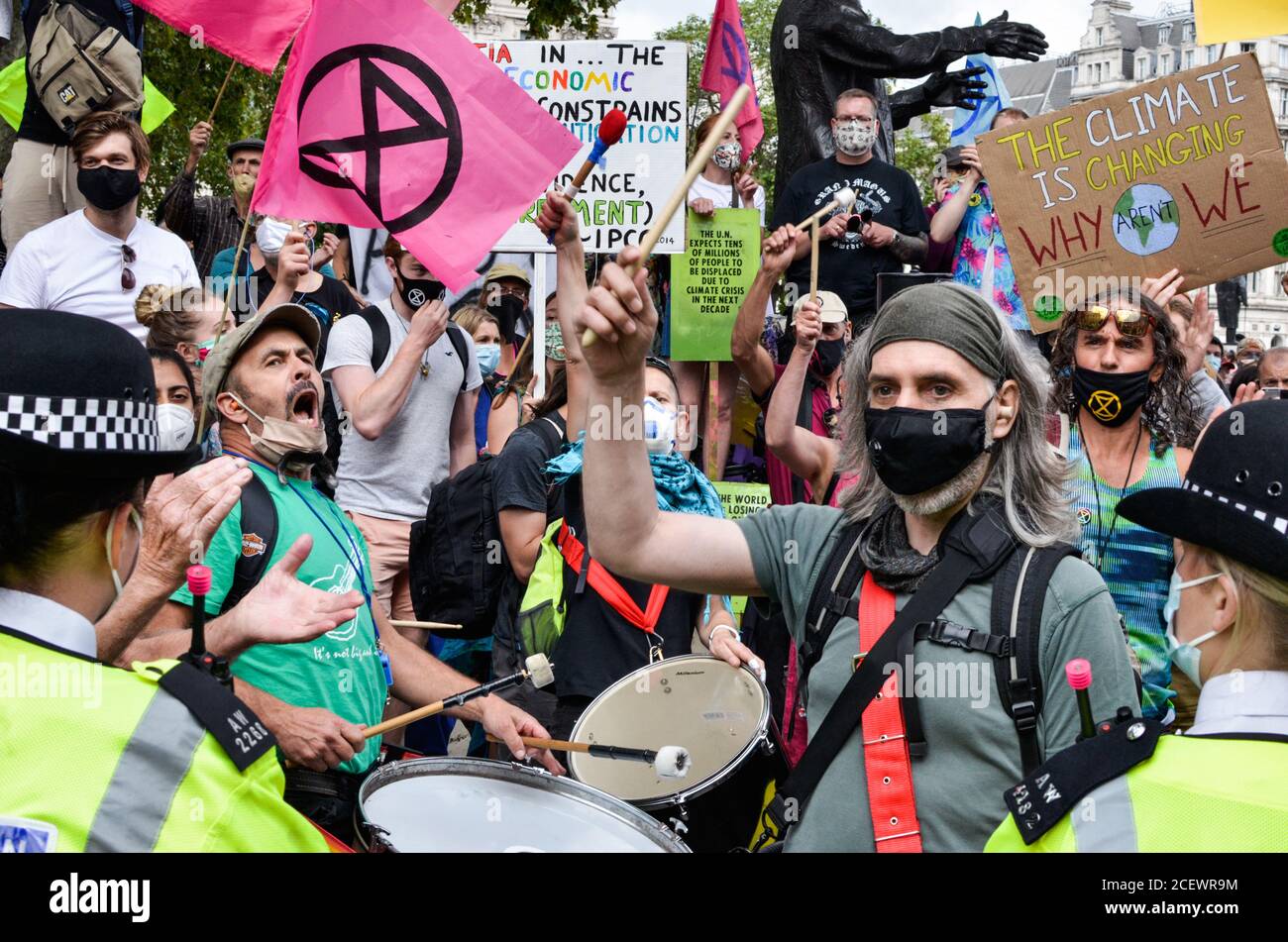 Estinzione i manifestanti della ribellione convergono su Parliament Square nel centro di Londra il giorno 2 della loro azione ambientale, bloccando le strade in ingresso e in uscita dall'area chiedendo al governo di ascoltare la loro richiesta di un'assemblea dei cittadini per affrontare il cambiamento climatico. Foto Stock