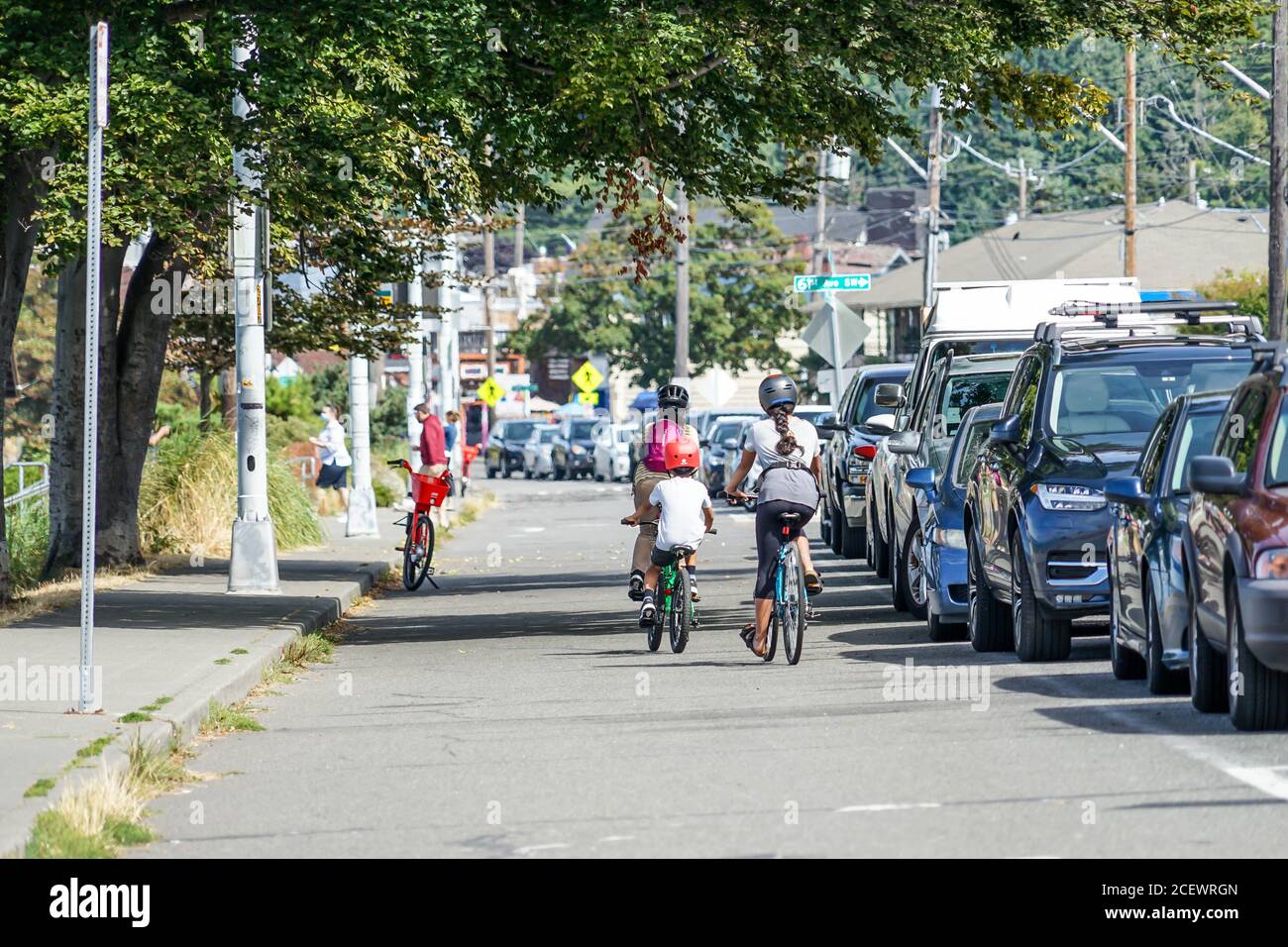 Una giovane famiglia ha divertimento bicycling insieme Foto Stock