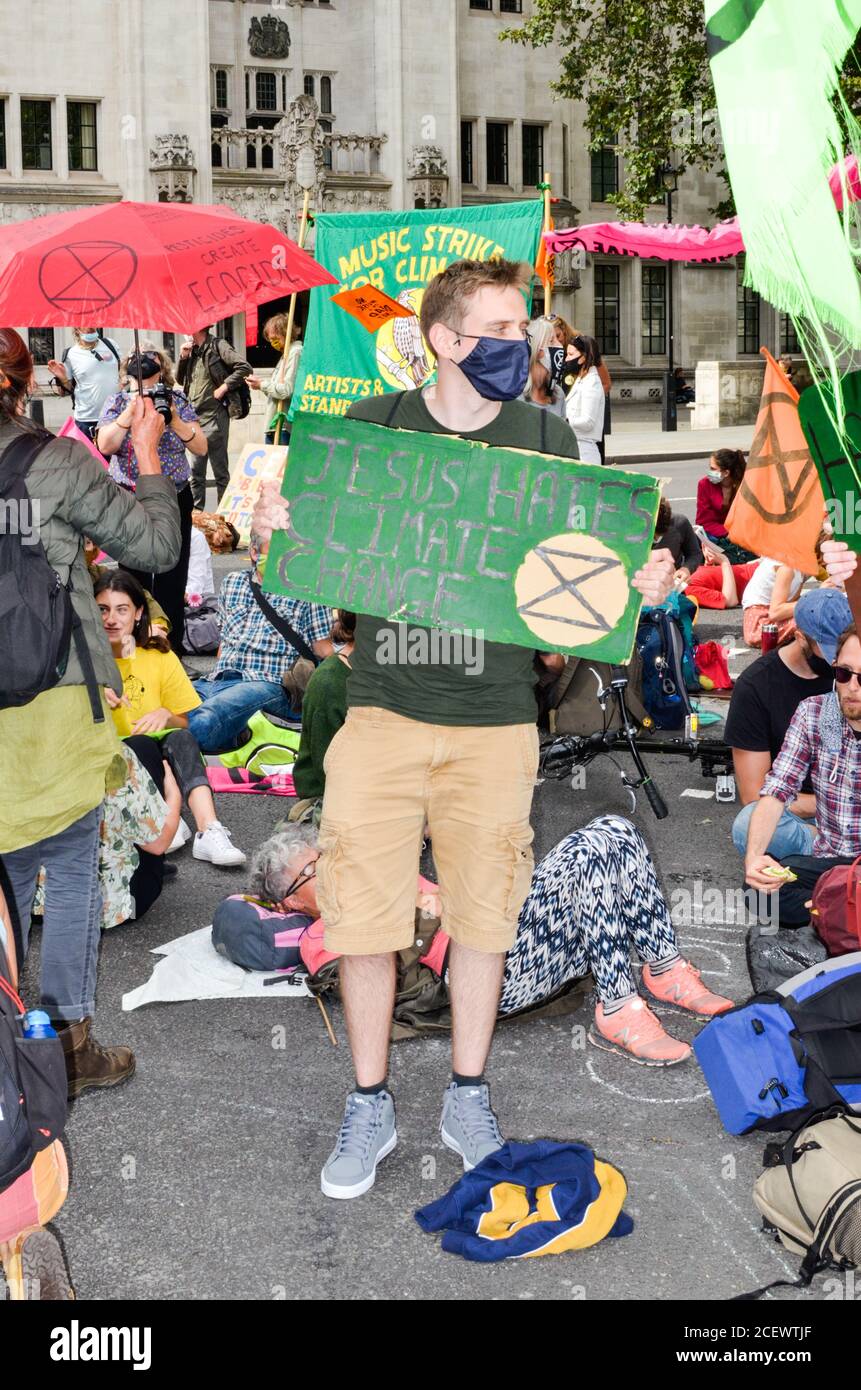 Estinzione i manifestanti della ribellione convergono su Parliament Square nel centro di Londra il giorno 2 della loro azione ambientale, bloccando le strade in ingresso e in uscita dall'area chiedendo al governo di ascoltare la loro richiesta di un'assemblea dei cittadini per affrontare il cambiamento climatico. Foto Stock