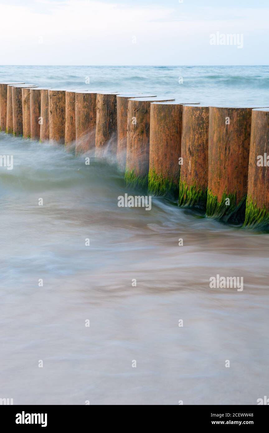 Frangiflutti di legno a Pobierowo, Gmina Rewal, Contea di Gryfice, Voivodato Pomeraniano Occidentale, Polonia Foto Stock