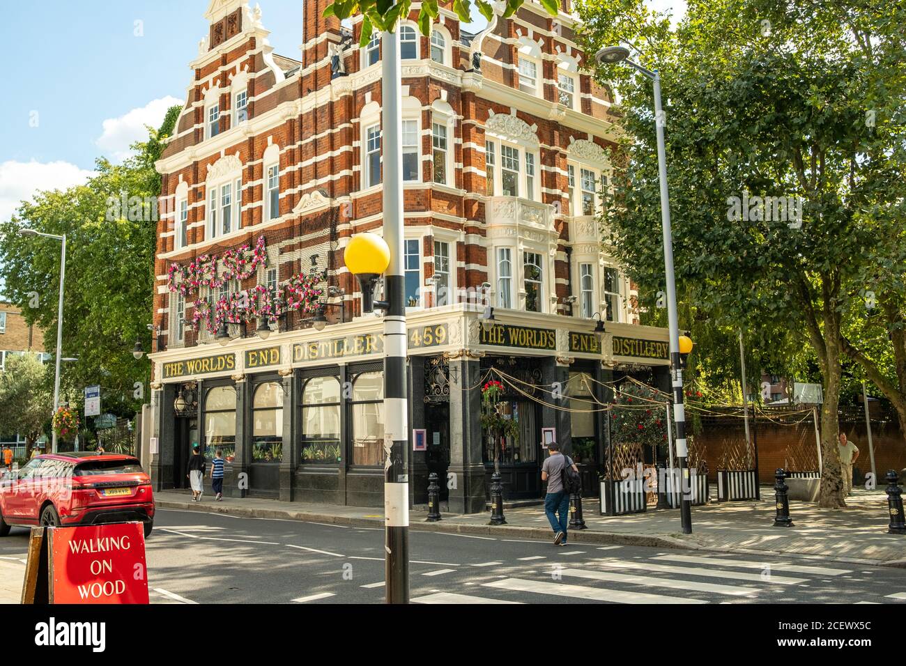 Londra - Agosto 2020: Il pub Worlds End all'estremità occidentale di Chelsea's Kings Road Foto Stock