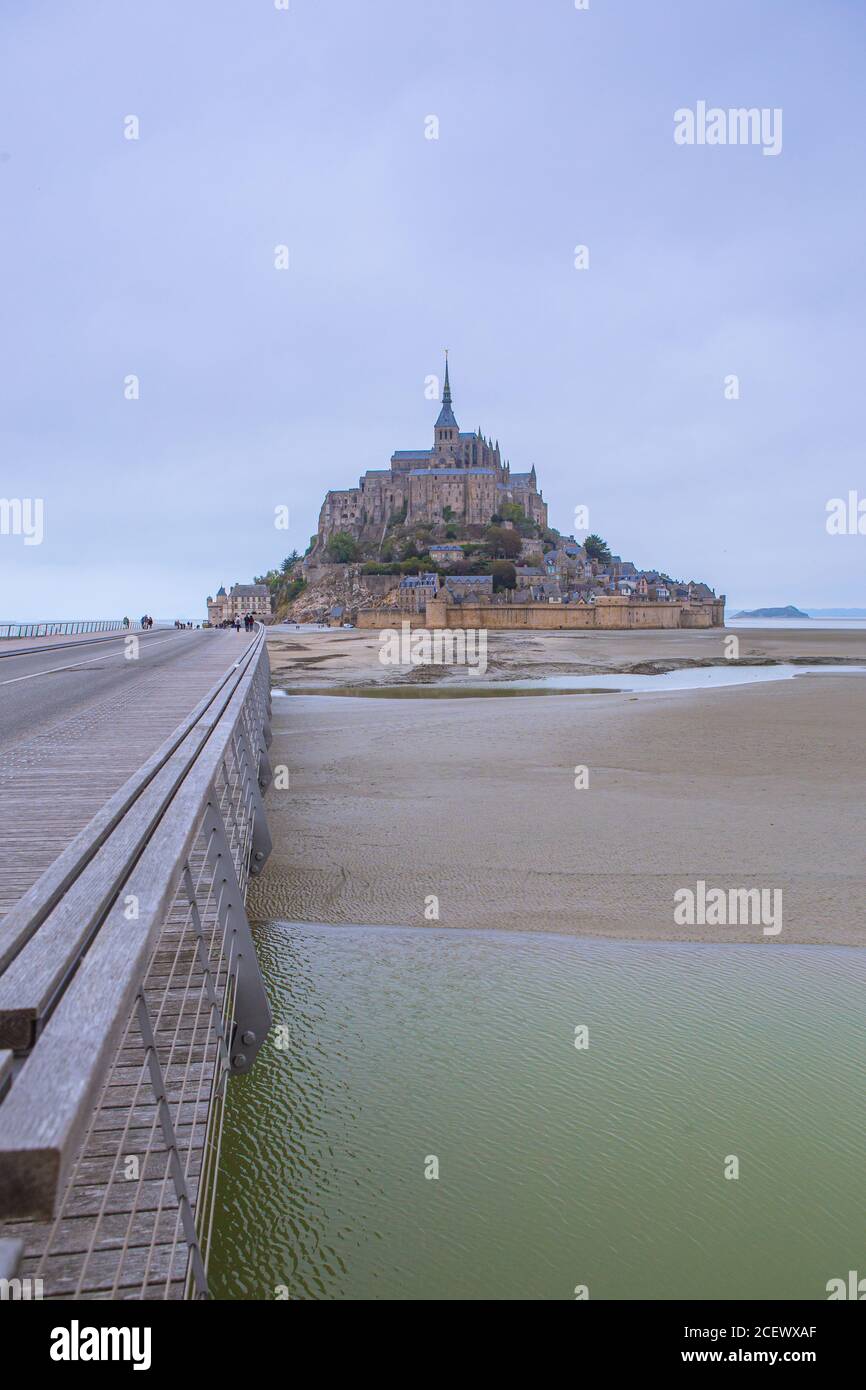 Il Mont-Saint-Michel sulla costa della Normandia, in Francia, in una giornata nuvolosa. Foto Stock