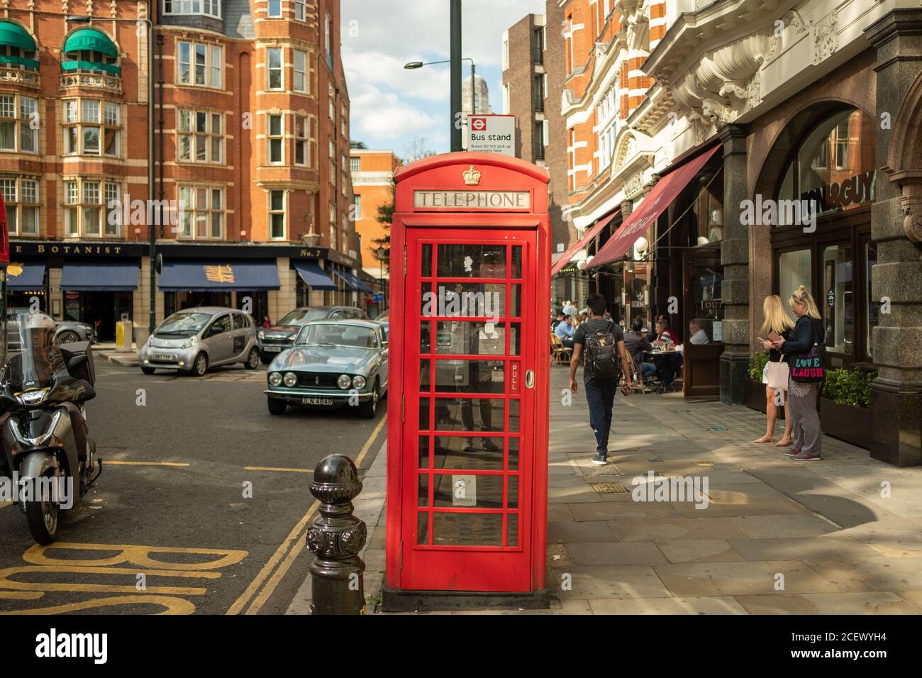 Scena di strada di Londra su Sloane Square, notevole per i suoi negozi di alta moda Foto Stock