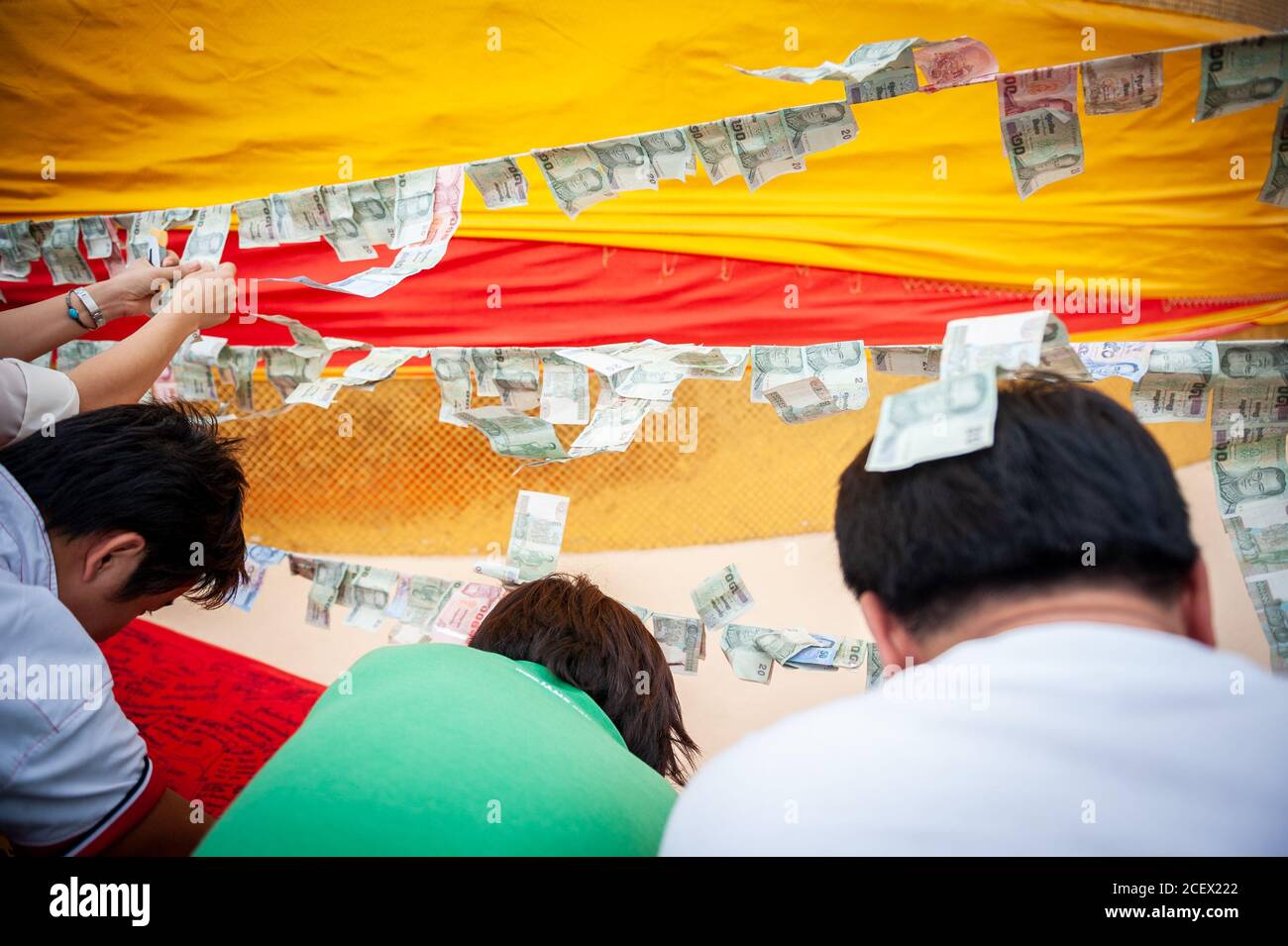 I thailandesi fanno meriti al Wat Saket o al Tempio del Monte d'Oro a Bangkok, Thailandia. Le persone fanno donazioni in denaro al tempio. Foto Stock
