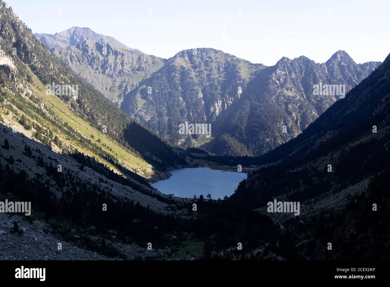 Lago di Gaube nei Pirenei francesi con un bellissimo paesaggio montano in estate a Hautes-Pyrenees, vicino a Cauterets, Francia, Europa Foto Stock