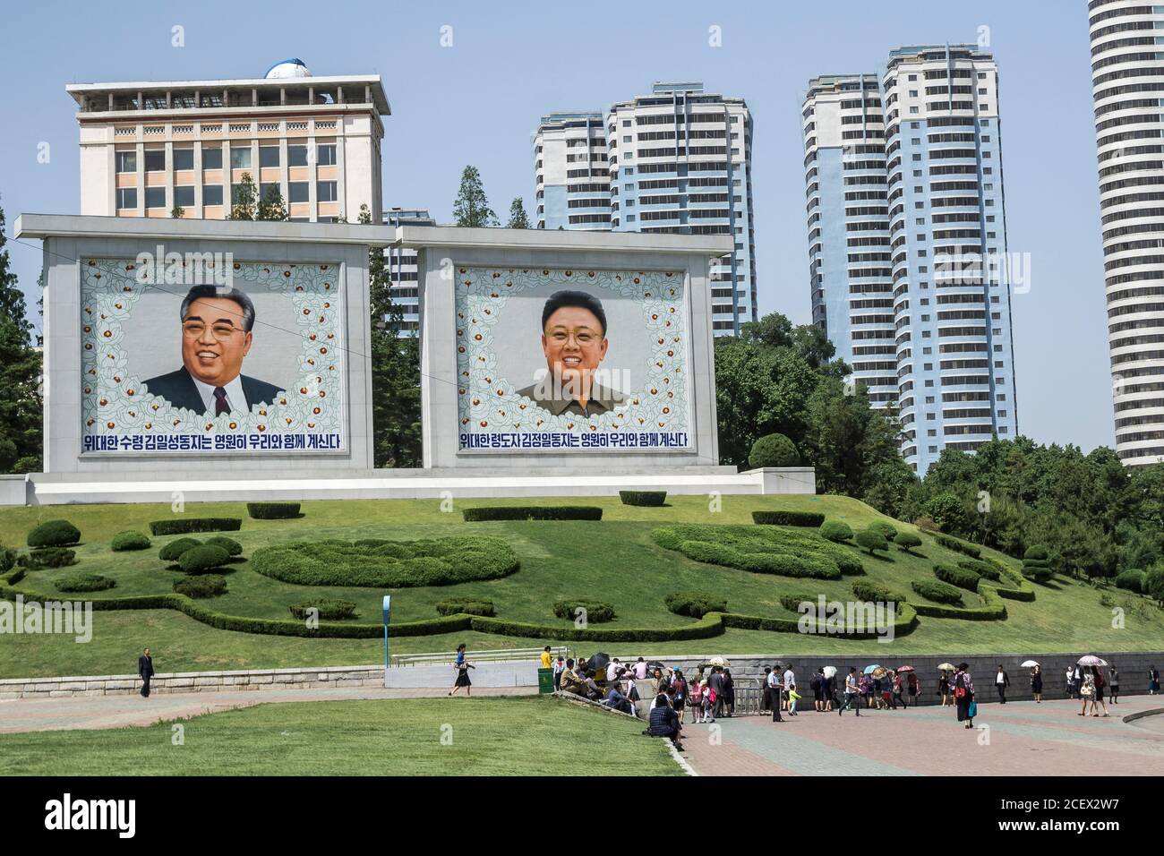 Corea del Nord nel centro di Pyongyang, dove i ritratti dei capi scomparsi, Kim il-cantato, a sinistra, e Kim Jong-il, sono visti sullo sfondo Foto Stock