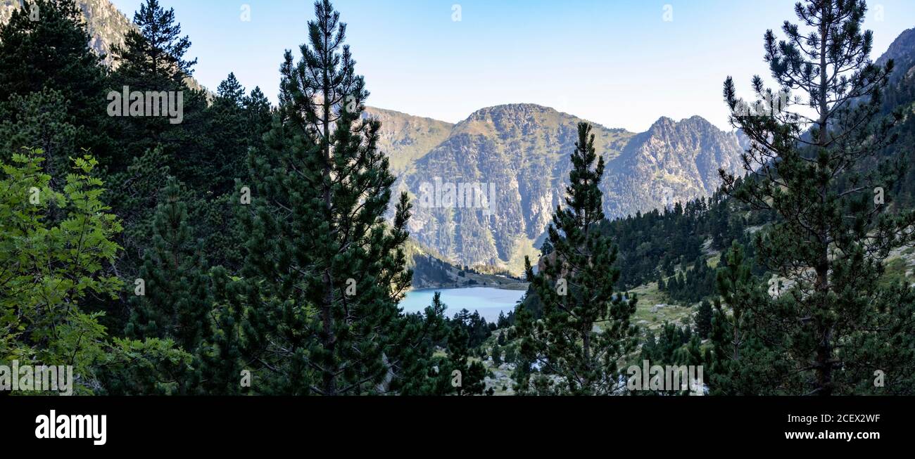 Lago di Gaube nei Pirenei francesi con un bellissimo paesaggio montano in estate a Hautes-Pyrenees, vicino a Cauterets, Francia, Europa Foto Stock