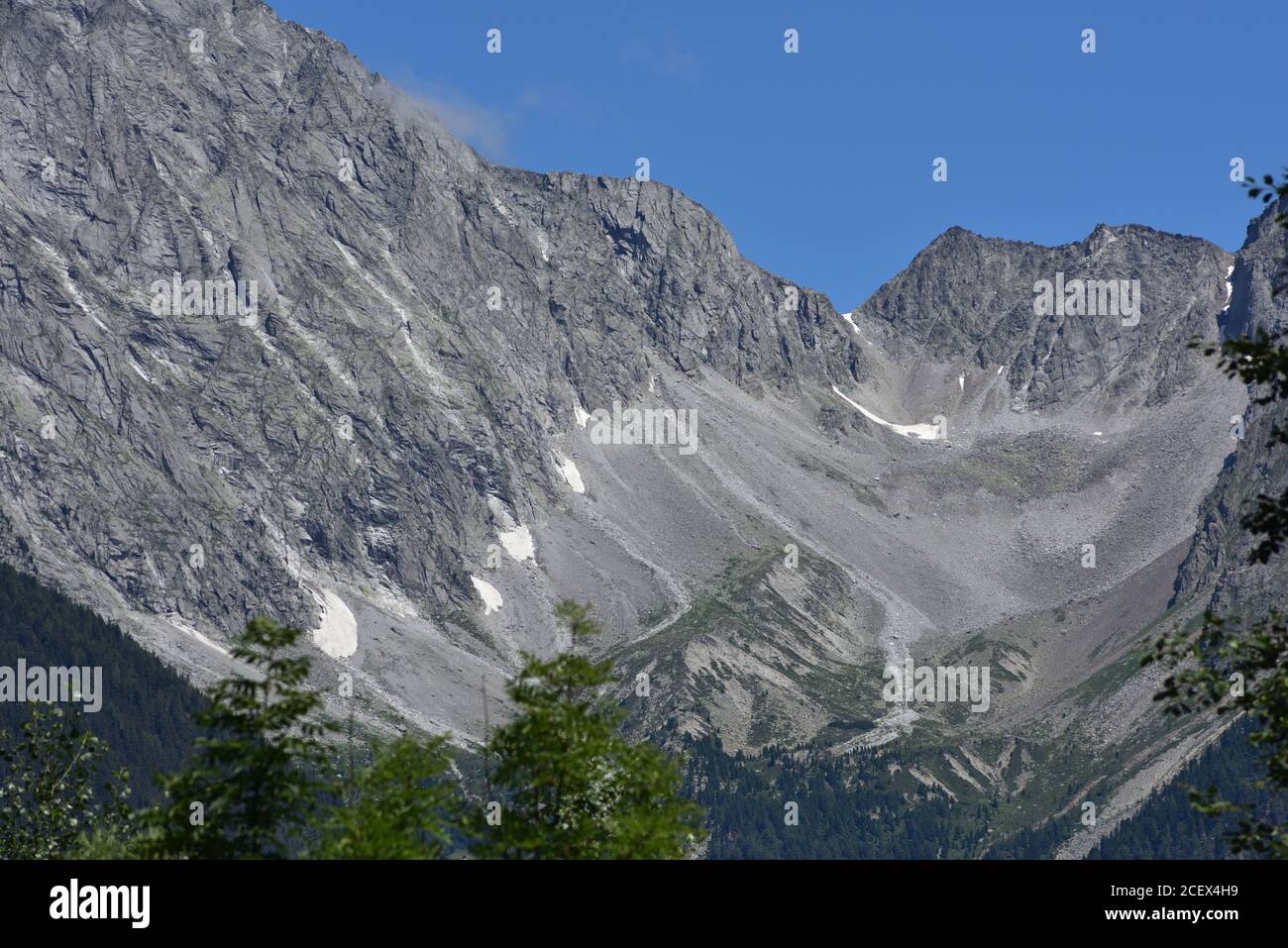 Il vento e le stagioni corrodono la roccia formando ghiaia valli Foto Stock