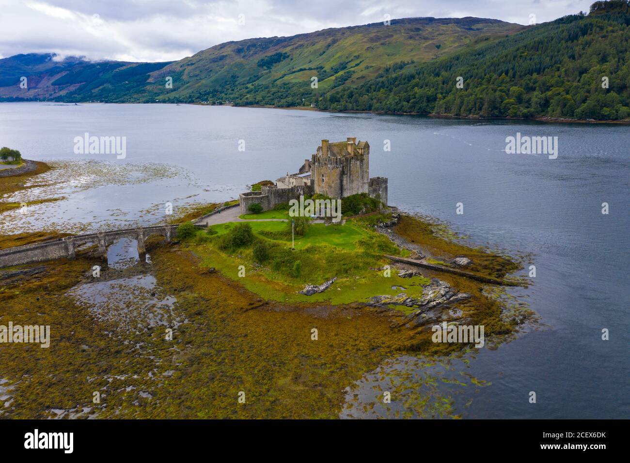 Veduta aerea del Castello di Eilean Donan sul Loch Duich , Kyle of Lochalsh, Scozia, UK Foto Stock