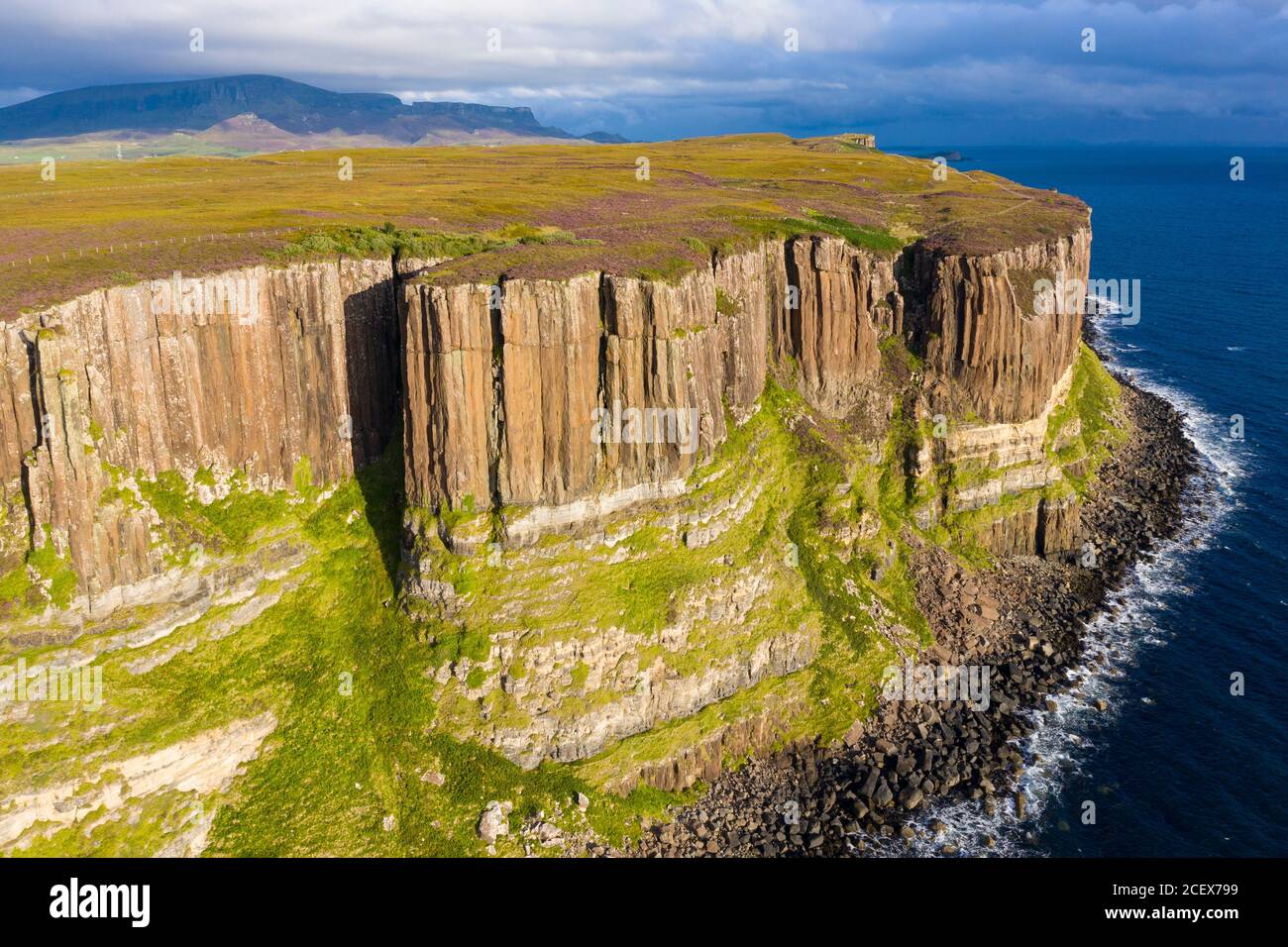 Vista aerea delle scogliere chiamato Kilt Rock a Staffin sulla penisola di Trotternish sull'isola di Skye, Scozia, Regno Unito Foto Stock