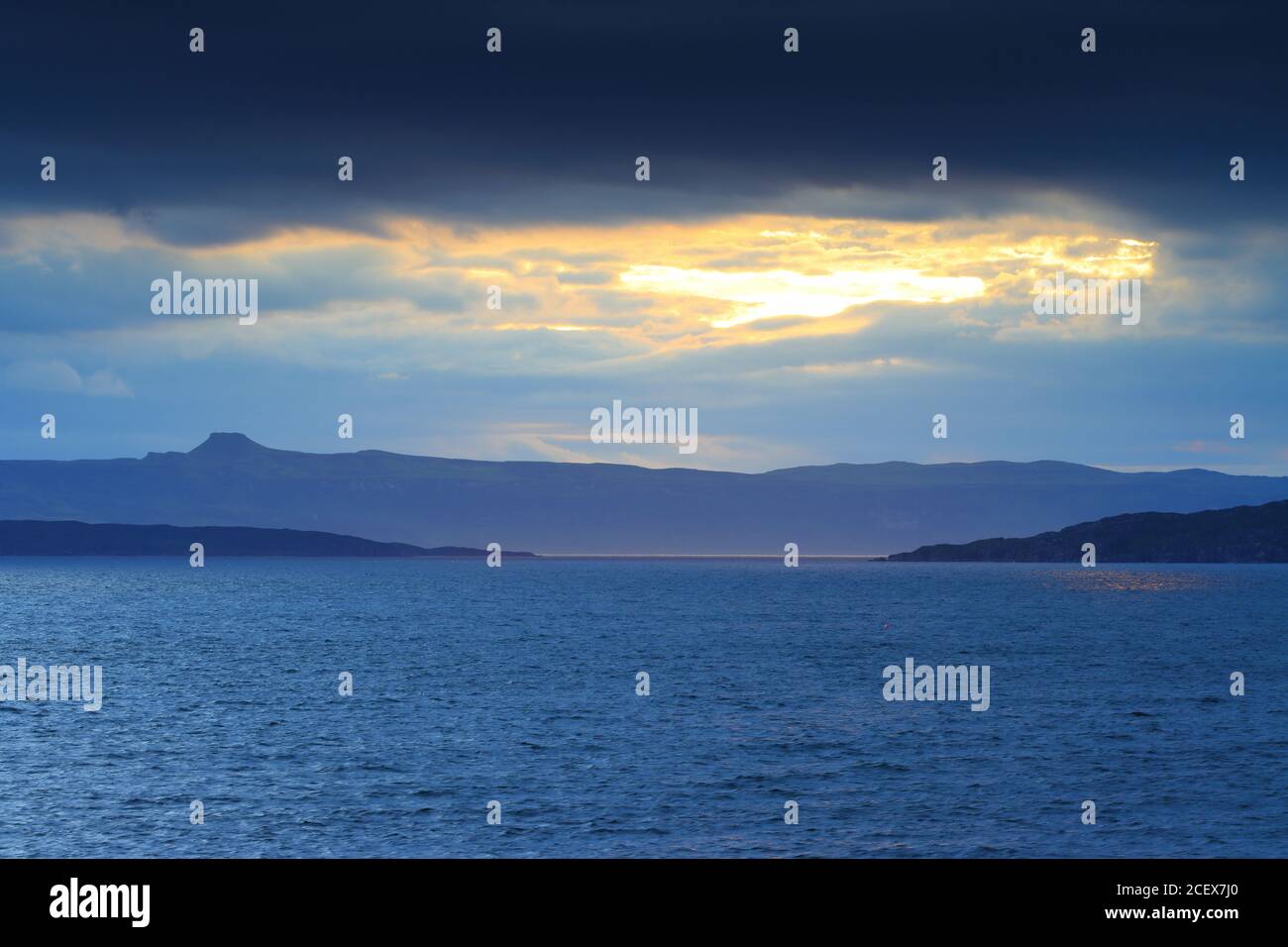 Paesaggio immagine di Inner Sound e l'isola di Raasay al tramonto. West Highlands, Scozia, Regno Unito Foto Stock
