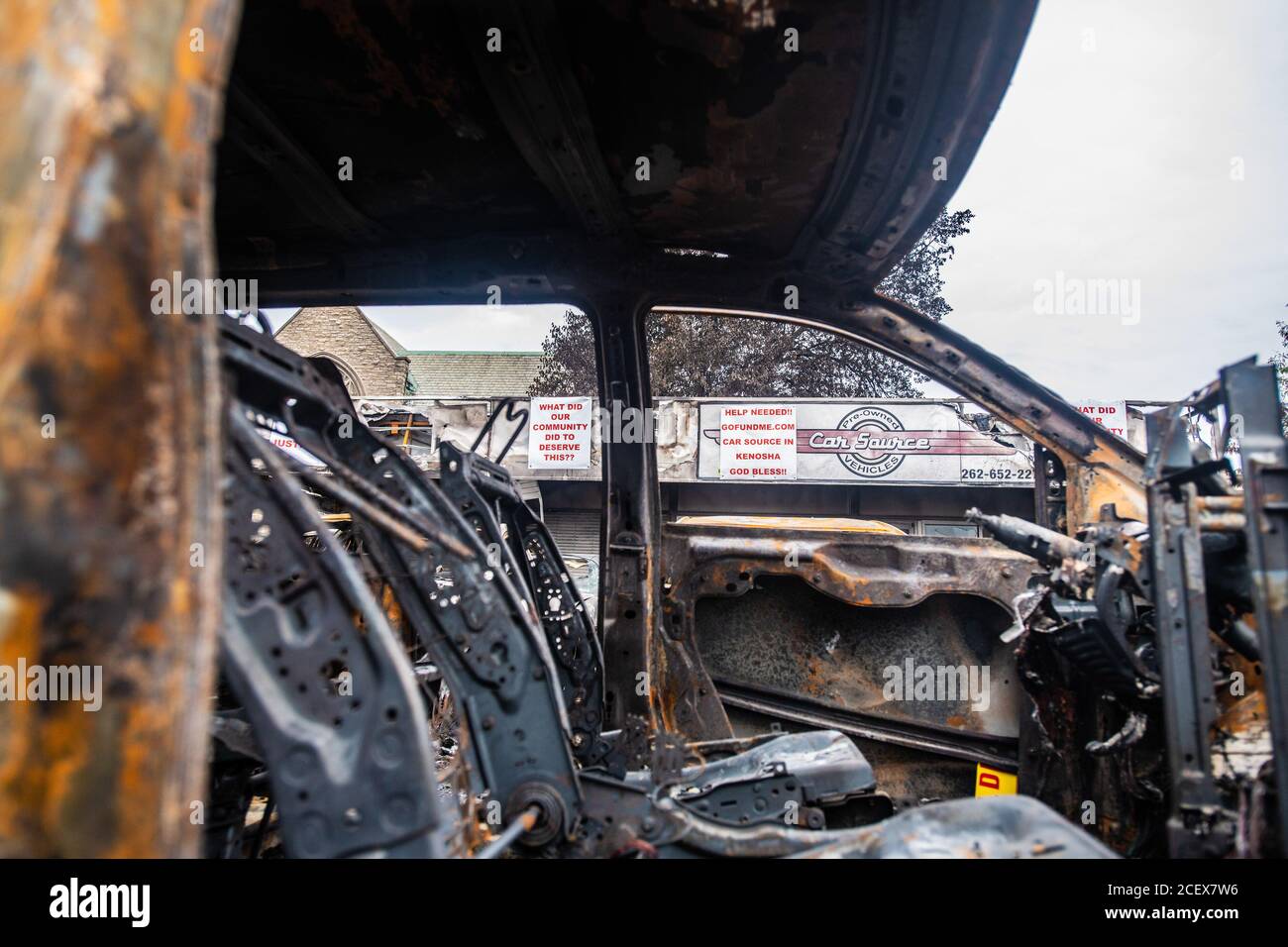 Kenosha, Stati Uniti. 01 settembre 2020. KENOSHA, WI- 1 SETTEMBRE: Dopo le rivolte della scorsa settimana dopo il tiro di Jacob Blake mostra l'inventario auto di Car Source completamente bruciato il 1 settembre 2020 a Kenosha, Wisconsin.(Foto di Chris Tuite/ImageSPACE) Credit: Imagespace/Alamy Live News Foto Stock