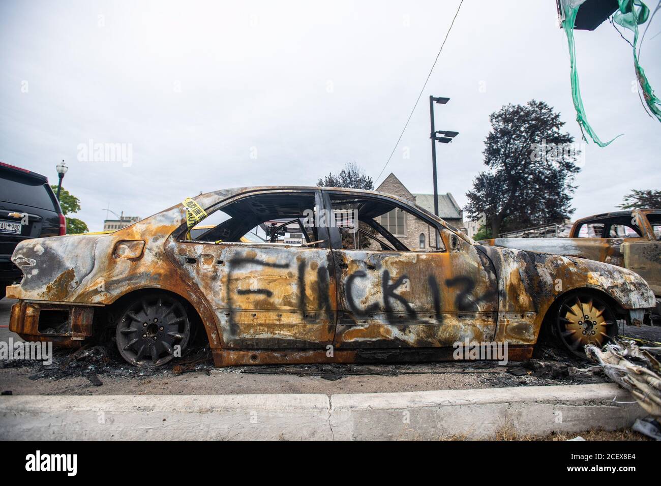 Kenosha, Stati Uniti. 01 settembre 2020. KENOSHA, WI- 1 SETTEMBRE: Dopo le rivolte della scorsa settimana dopo il tiro di Jacob Blake mostra l'inventario auto di Car Source completamente bruciato il 1 settembre 2020 a Kenosha, Wisconsin.(Foto di Chris Tuite/ImageSPACE) Credit: Imagespace/Alamy Live News Foto Stock