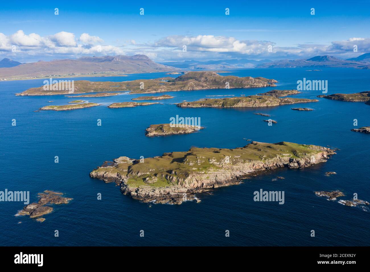 Vista aerea dell'arcipelago delle isole estive situato alla foce di Loch Broon, nella regione delle Highland in Scozia. Foto Stock