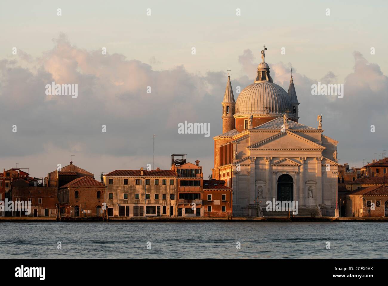 Venedig, Insel Giudecca. 1577-1592, Plänen nach über von Andrea Palladio erbaut, Nordfassade im Morgenlicht, Blick   den canale dell Foto Stock