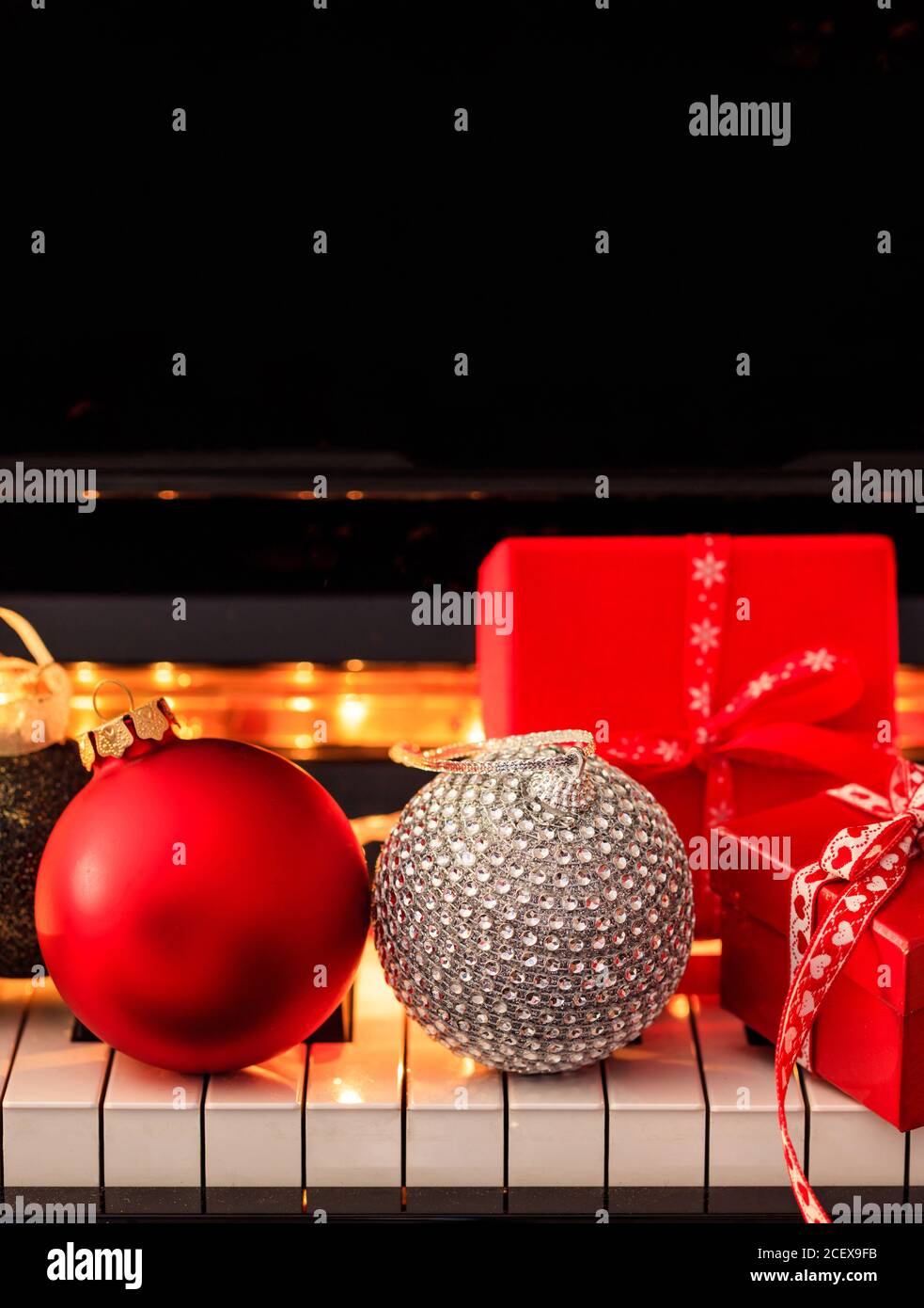Palle e confezioni regalo di Natale su tastiera a piano, vista frontale.  Musica natalizia, canzoni, modello di biglietto d'auguri, spazio per la  copia Foto stock - Alamy