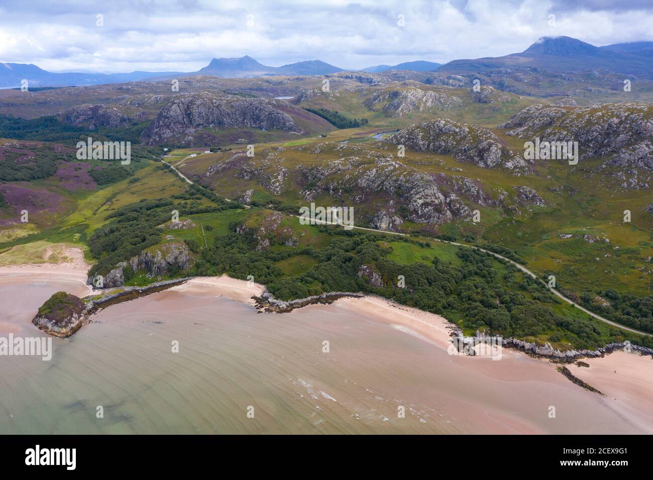 Vista aerea della costa e delle spiagge di Gruinard Bay a Ross e Cromarty, Scozia, Regno Unito Foto Stock