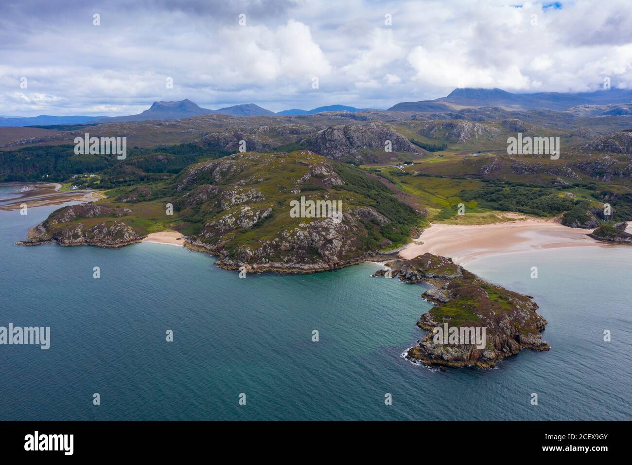Vista aerea della costa e delle spiagge di Gruinard Bay a Ross e Cromarty, Scozia, Regno Unito Foto Stock