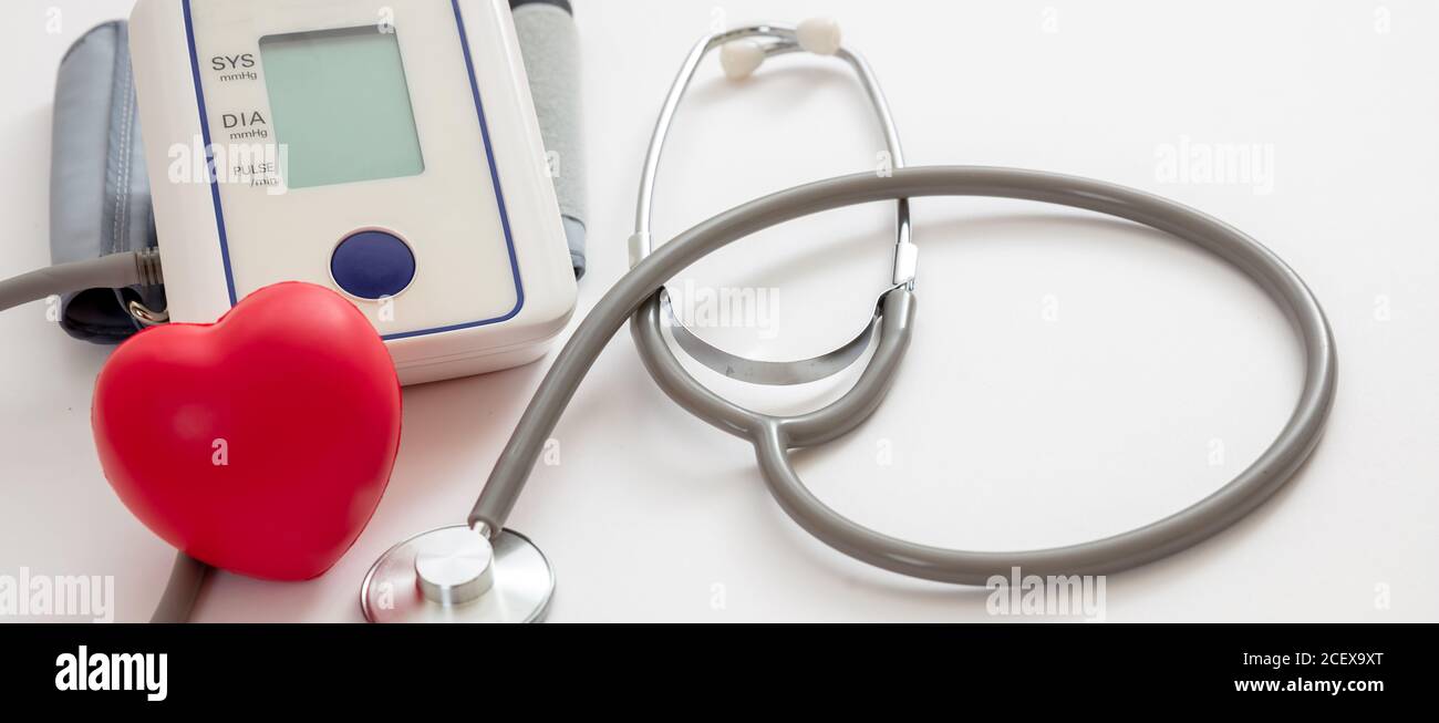 Misurazione della pressione sanguigna, manometro digitale su sfondo bianco. Concetto di salute e medicina Foto Stock