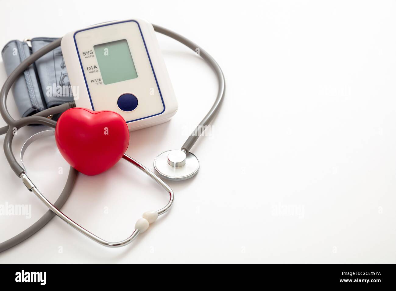 Misurazione della pressione sanguigna, apparecchiatura medica con manometro digitale isolata su sfondo bianco. Concetto di salute e medicina Foto Stock