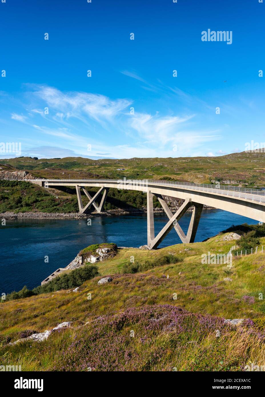 Vista del ponte Kylesku che attraversa Loch A' Chˆirn Bhˆin a Sutherland, Scozia, Regno Unito Foto Stock