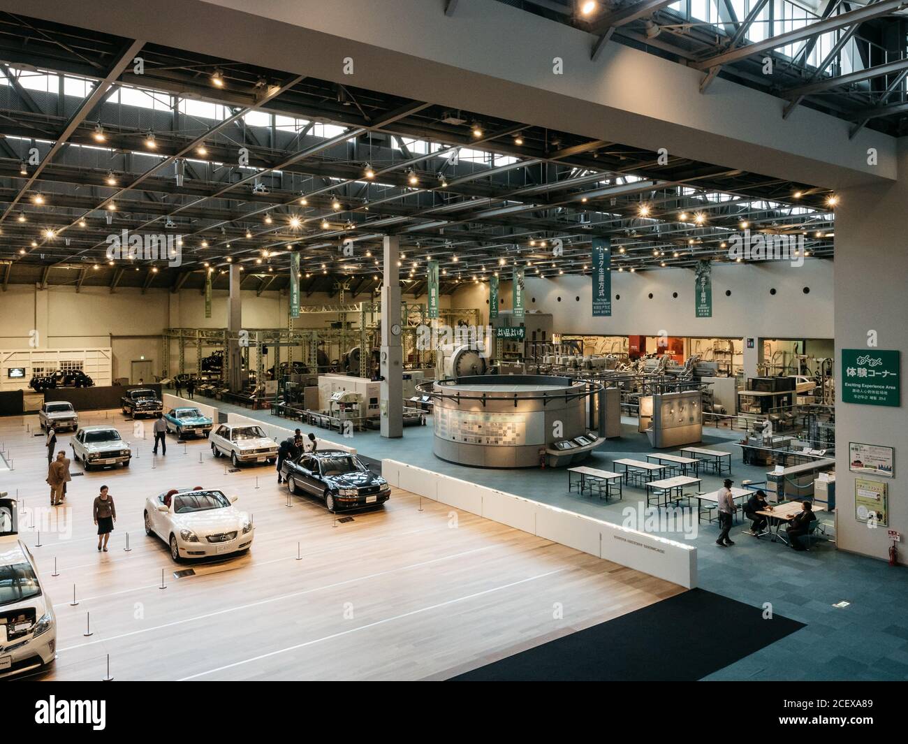 Nagoya, Aichi, Giappone - Padiglione dell'automobile nel Museo commemorativo di Toyota dell'industria e della tecnologia. Veicoli a motore presentati in una sala. Foto Stock
