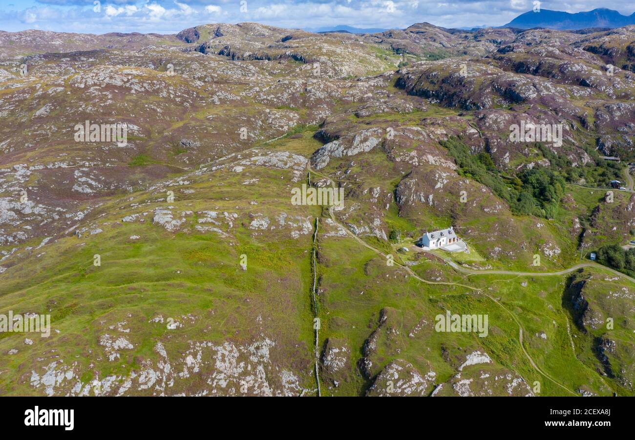 Casa solitaria vicino Achmelvich in Assynt Coigach Highlands scozzesi, Scozia Regno Unito Foto Stock