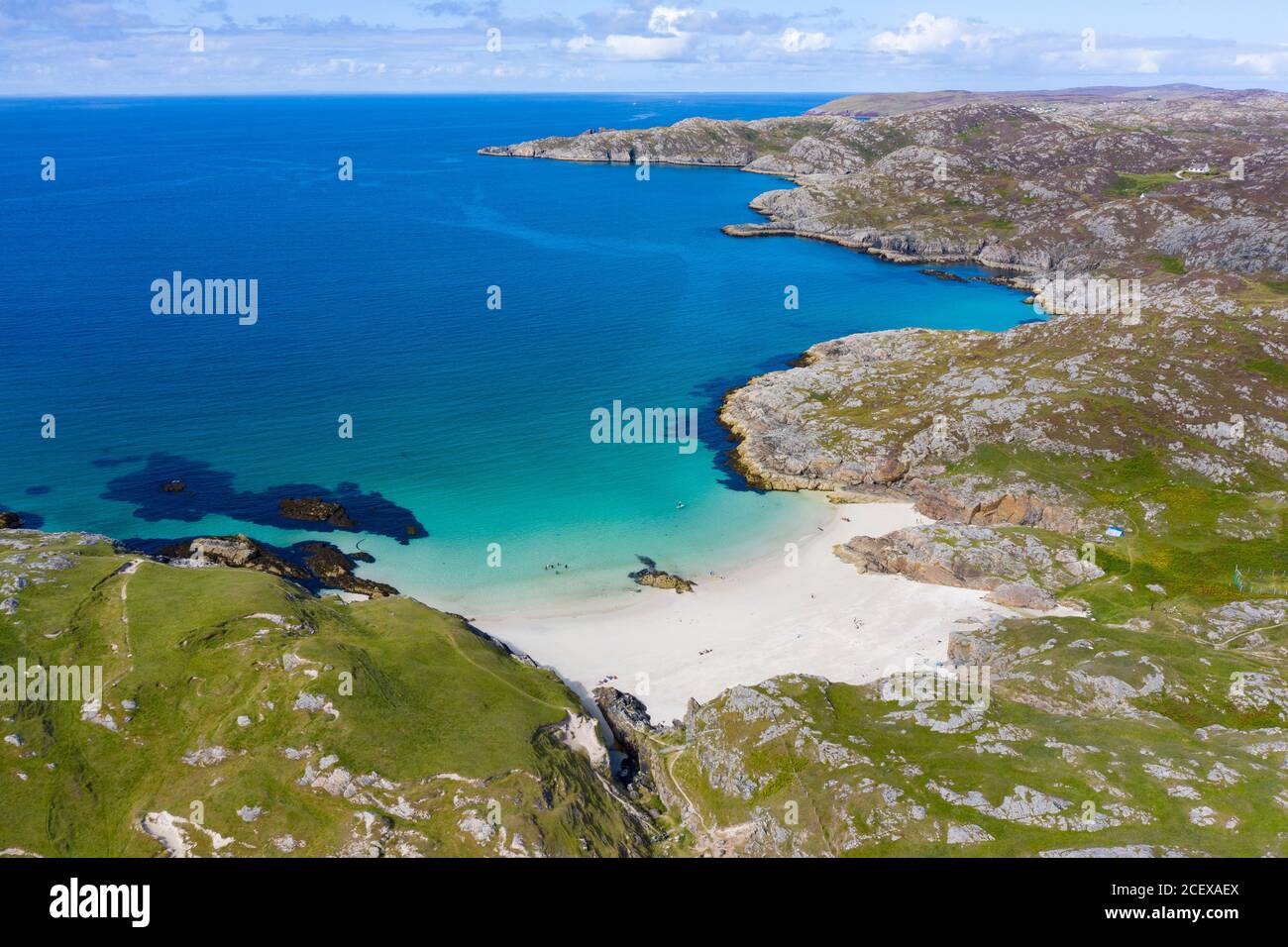 Veduta aerea della spiaggia di Achmelvich in Sutherland, Regione delle Highlands della Scozia, Regno Unito Foto Stock