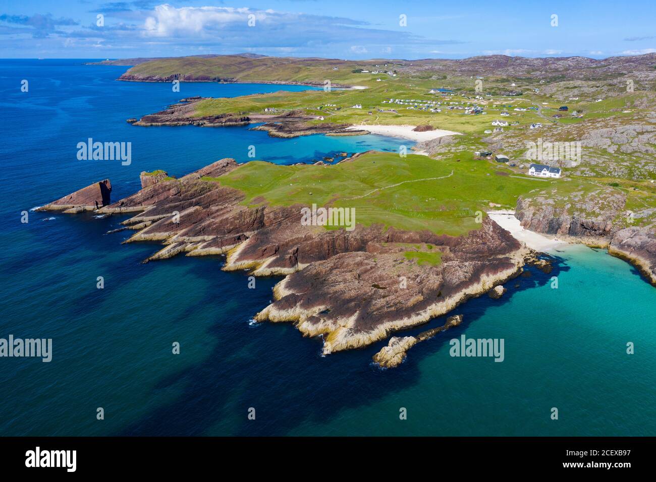 Vista aerea delle scogliere costiere a Clachtold in Sutherland, Regione delle Highland della Scozia, Regno Unito Foto Stock