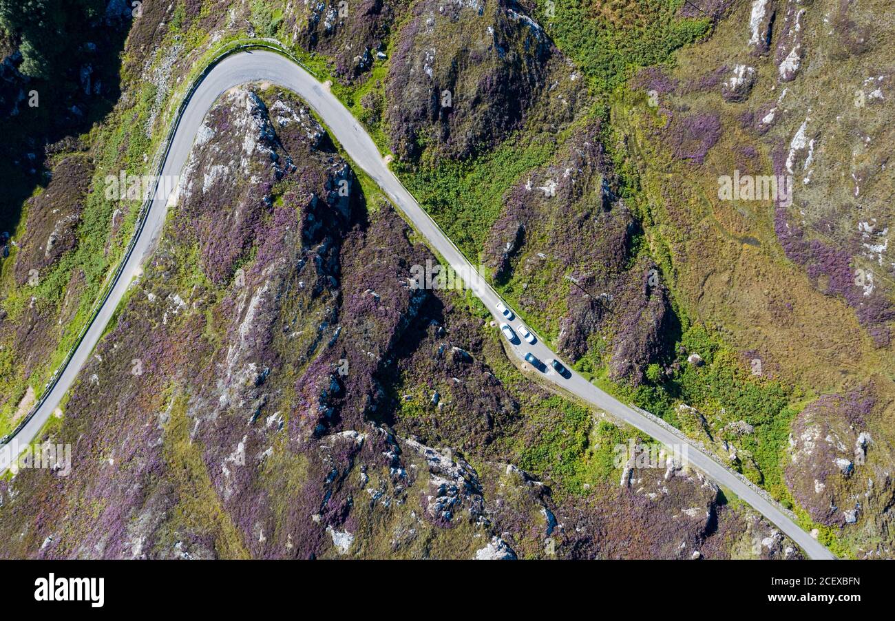 Vista aerea del paesaggio selvaggio e della parte di strada a singola pista della costa del Nord 500 vicino a Clachtold, Assynt, Scozia Regno Unito Foto Stock