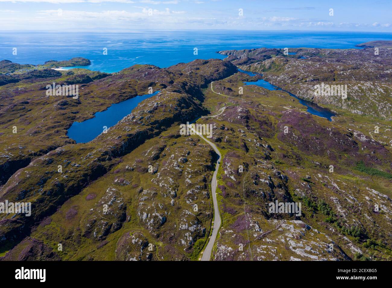 Vista aerea del paesaggio selvaggio e della parte di strada a singola pista della costa del Nord 500 vicino a Clachtold, Assynt, Scozia Regno Unito Foto Stock
