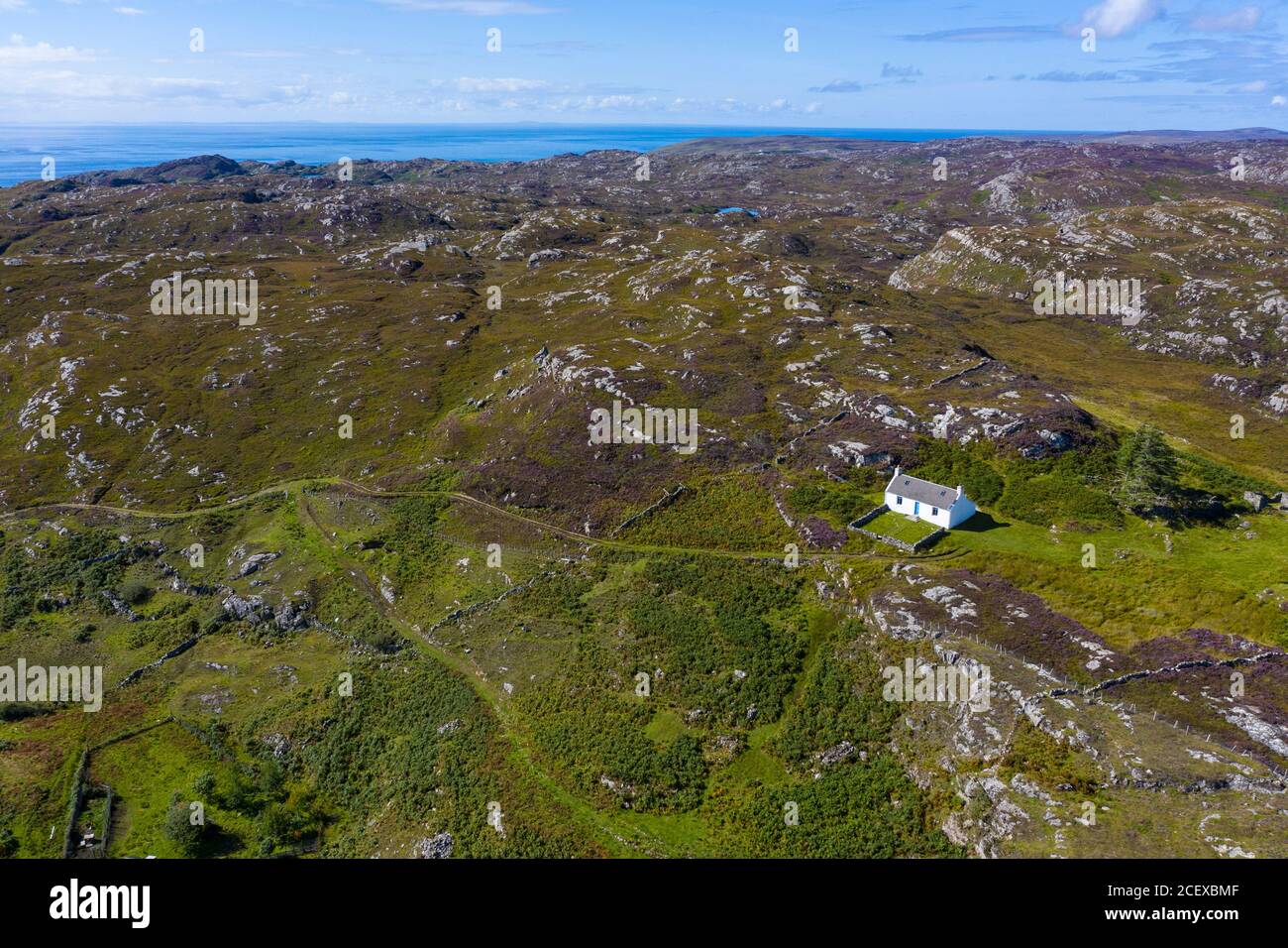 Solitario cottage bianco in paesaggio selvaggio di Assynt vicino a Clachtold, Highlands nord-ovest, Scozia, Regno Unito Foto Stock