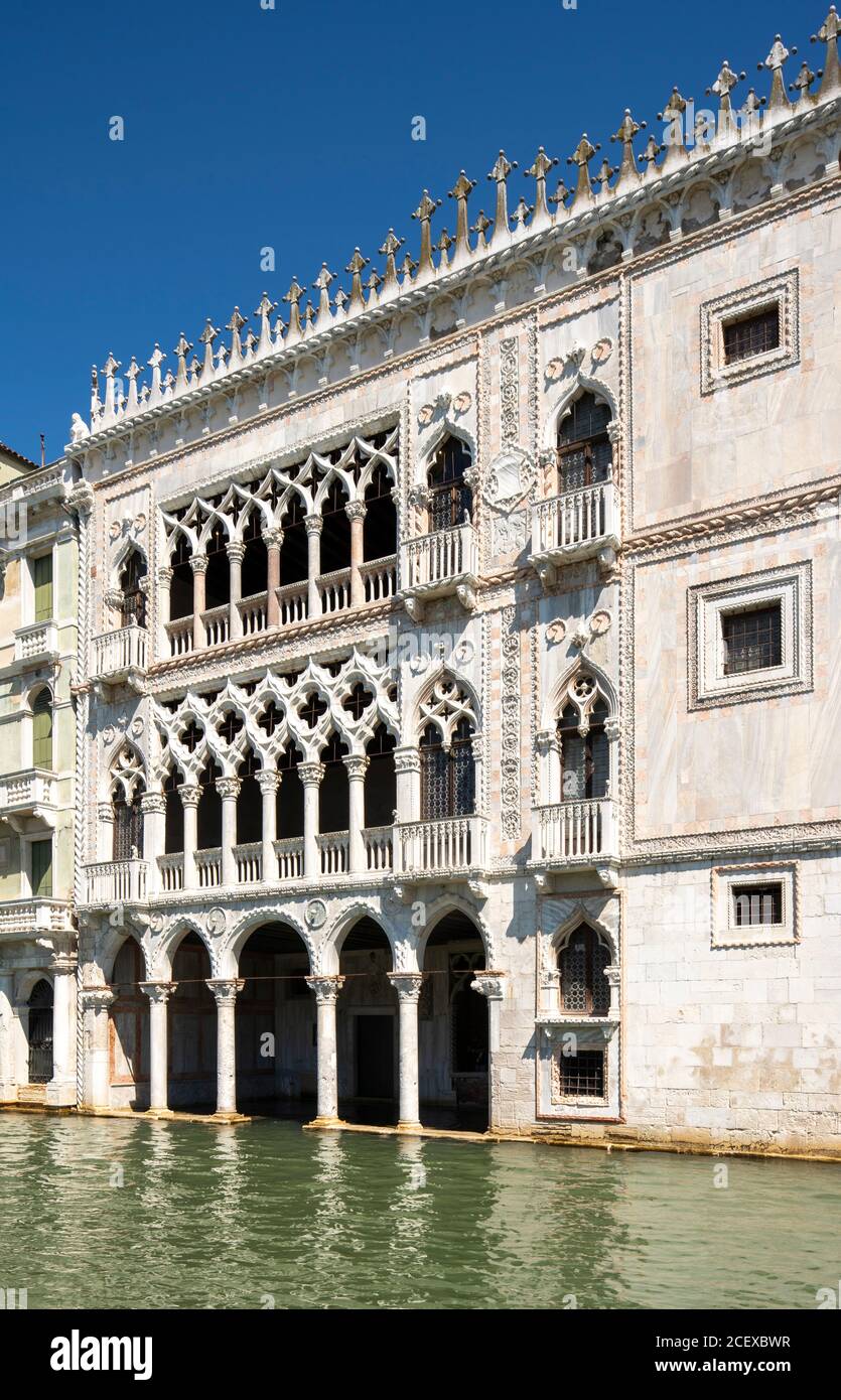 Venedig, Palazzo Ca’ d’Oro, im Auftrag von Marino Contarini, Prokurator an San Marco, zwischen 1421 und 1442 erbaut. Arciaten, die Steinmetzarbeiten wurden unter anderem von Matteo Raverti ausgeführt. Foto Stock