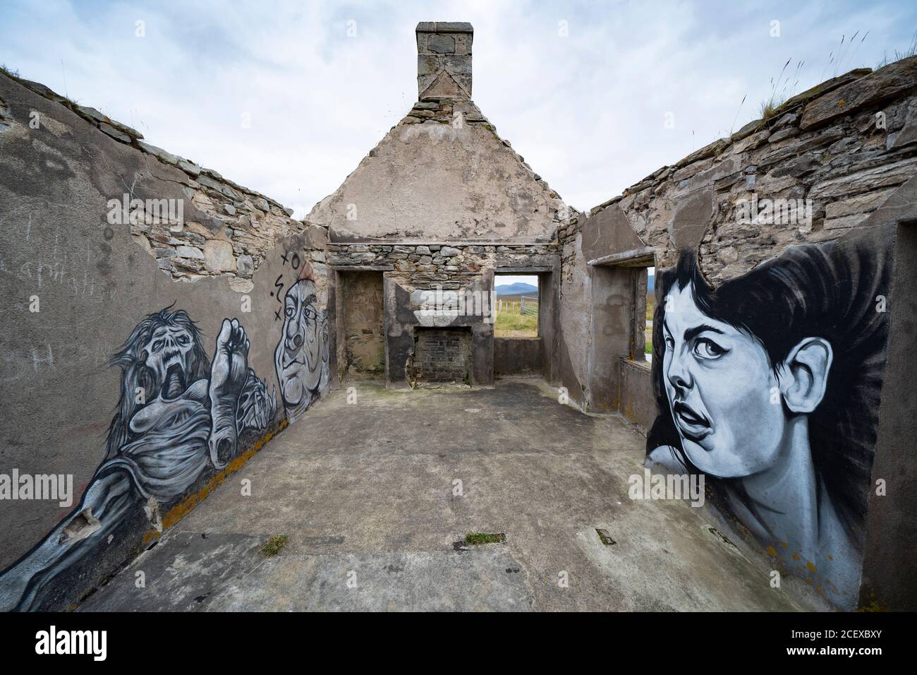 Graffiti dipinta sulle pareti interne della casa di Moine a Sutherland, Scozia, Regno Unito Foto Stock