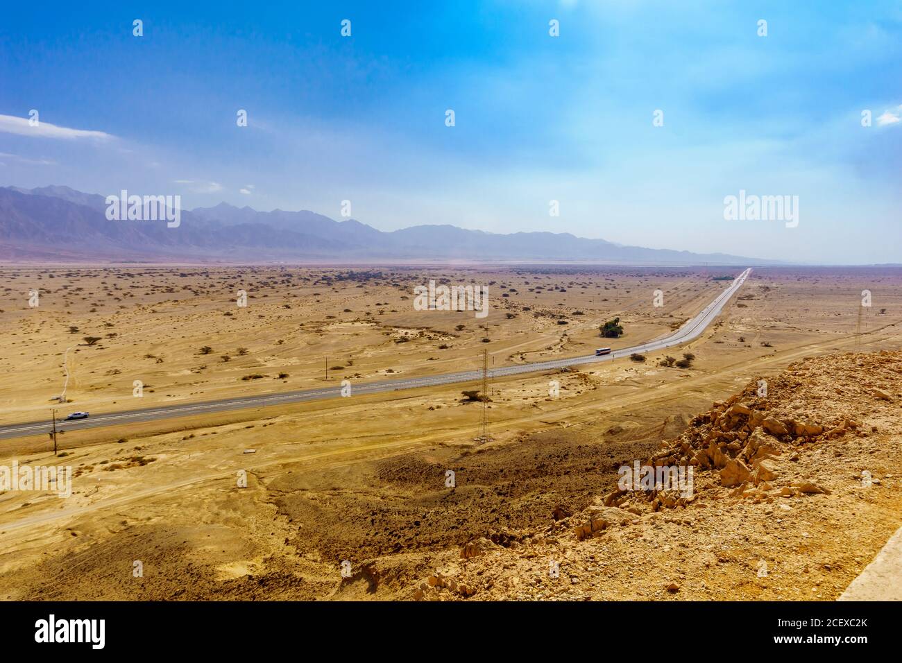 Vista del paesaggio desertico di Arava, e la strada di Arava (90), tra Israele e Giordania Foto Stock