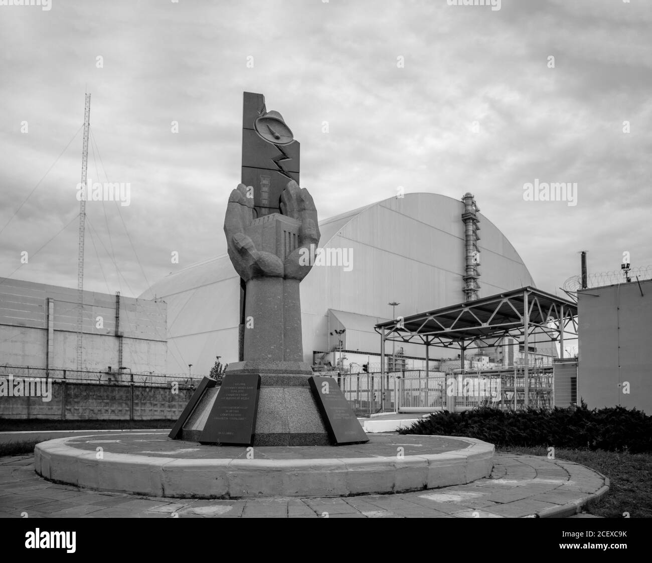 Una foto in bianco e nero del memoriale di fronte alla centrale nucleare di Cernobyl. Foto Stock
