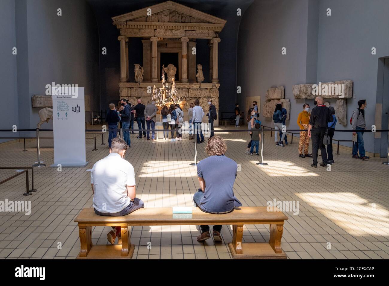 Ora riaperto dopo mesi di chiusura durante la pandemia di Coronavirus, alcuni dei primi visitatori che hanno prenotato in anticipo i biglietti gratuiti, ancora una volta godete di guardare il Monumento Nereid (costruito 390-380AC e restaurato negli anni '60) e altri manufatti storici al British Museum, il 2 settembre 2020, a Londra, Inghilterra. Foto Stock