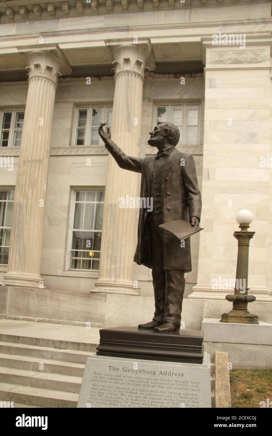 Gettysburg, Pennsylvania, Stati Uniti. Statua di Abraham Lincoln di fronte alla biblioteca pubblica della contea di Adams. Foto Stock