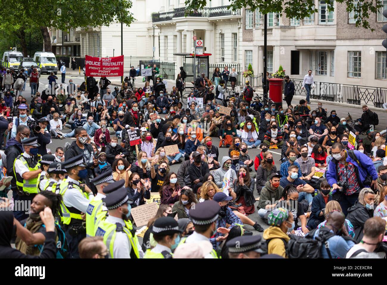 Manifestanti che bloccano una strada durante il milione di persone marzo, Londra, 30 agosto 2020 Foto Stock