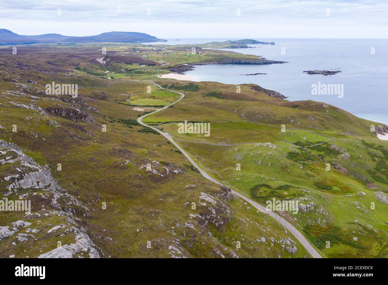 Vista aerea della parte autostradale della costa settentrionale 500 percorso turistico vicino Durness in Sutherland, Highland Region, Scotland UK Foto Stock