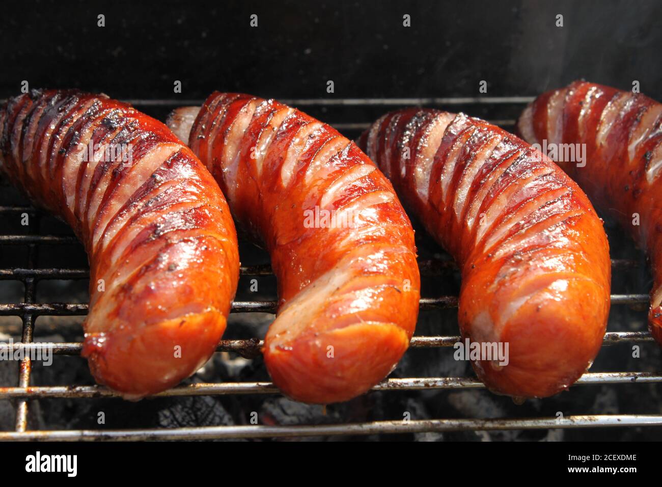 primo piano salsicce alla griglia, barbecue. Foto Stock