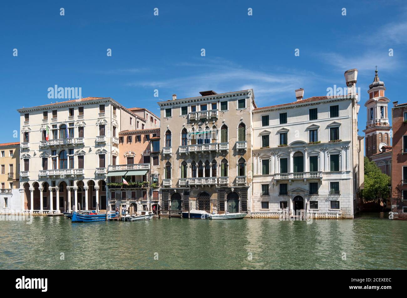 Venedig, Paläste am Canal Grande; Palazzo Michiel dalle colonne, ursprünglich gotisch. Im 17. Jahrhundert umgebaut durch Antonio Gaspari. Rechts Palazzo Michiel del Brusà und Palazzo Smith Mangilli Valmarana Foto Stock